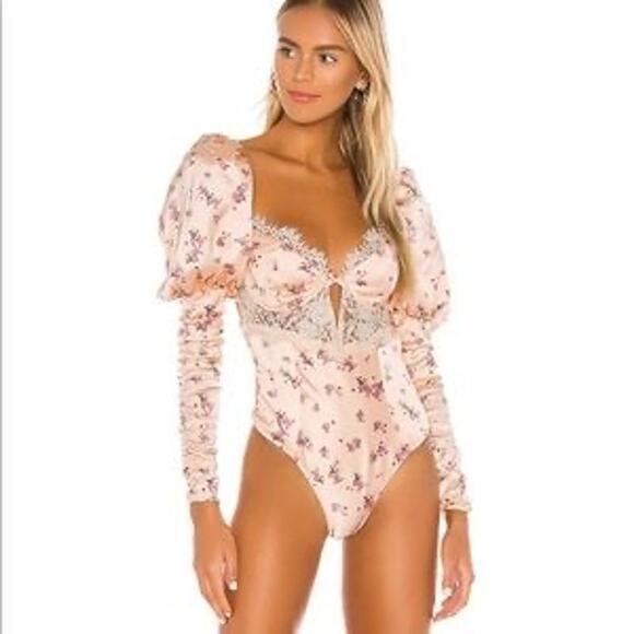 FOR LOVE & LEMONS Aster Floral Bodysuit in Peach Floral large - Picture 2 of 11